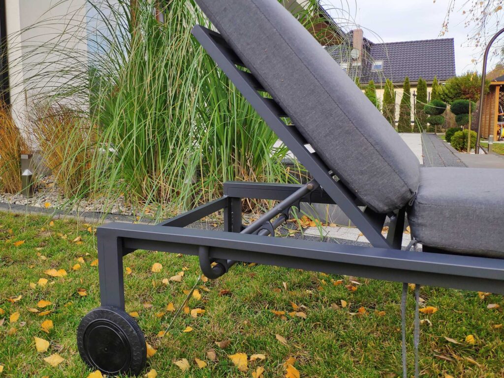 Leżak ogrodowy z materacem - aluminiowy HOLMON – regulacja oparcia i koła
