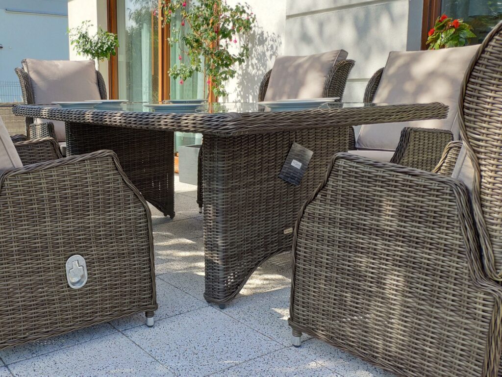 Rozkładane fotele ogrodowe KOLOSEUM 200 – zbliżenie na fotele i plecionkę