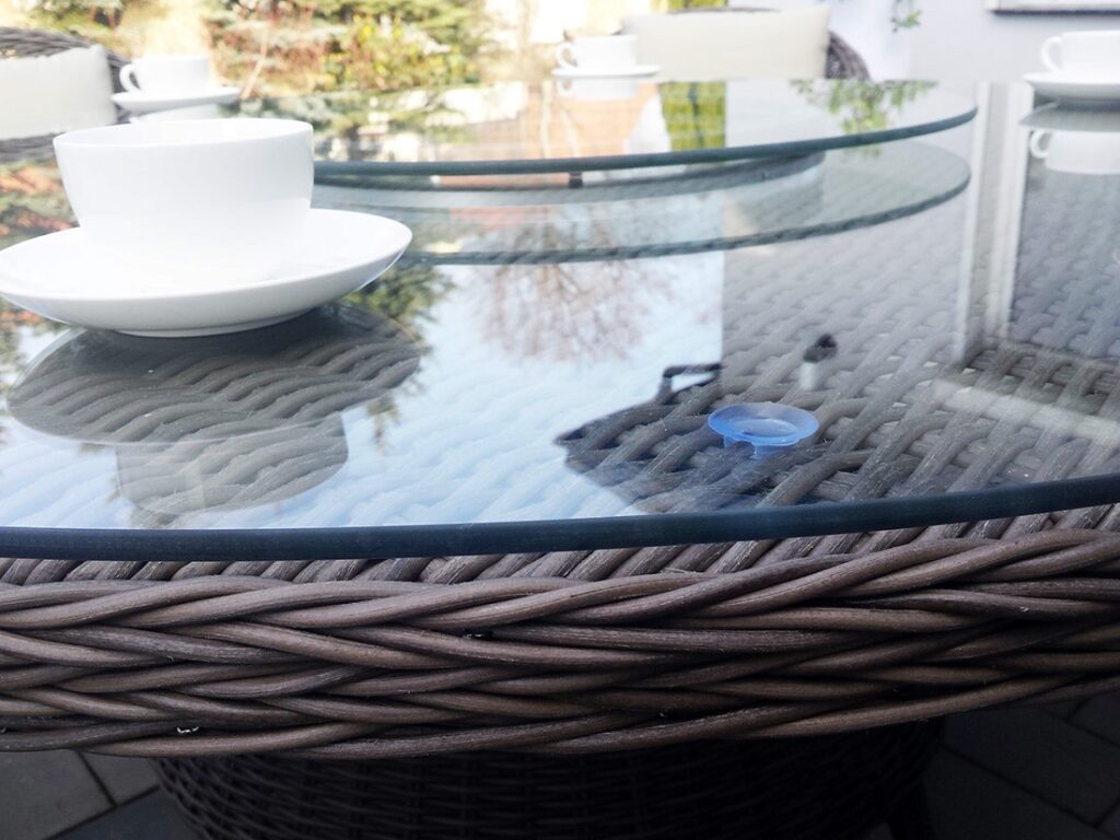 OLIMP – detal rantu stołu z okrągłego technorattanu - Duży okrągły stół ogrodowy