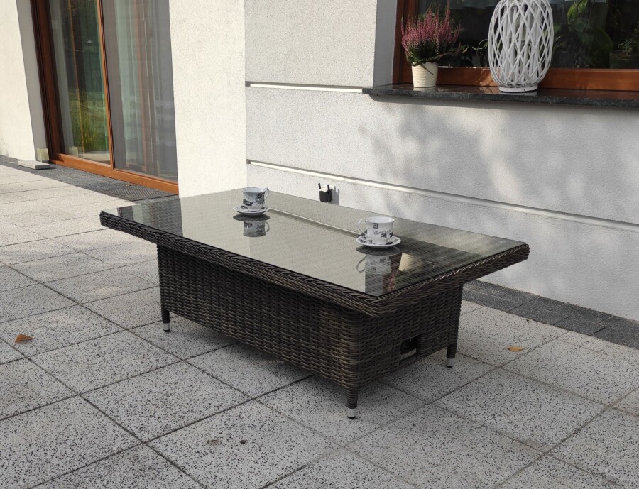 Podnoszony stół LAGOS – technorattan, szkło, regulacja 47–70