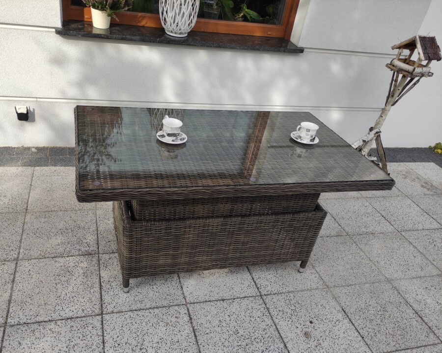 Podnoszony stół LAGOS – technorattan, szkło, regulacja 47–70