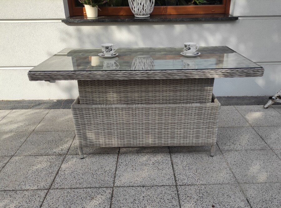 Podnoszony stół LAGOS – technorattan, szkło, regulacja 47–70