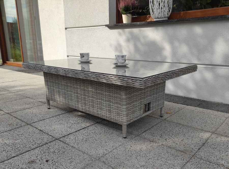 Podnoszony stół LAGOS – technorattan, szkło, regulacja 47–70