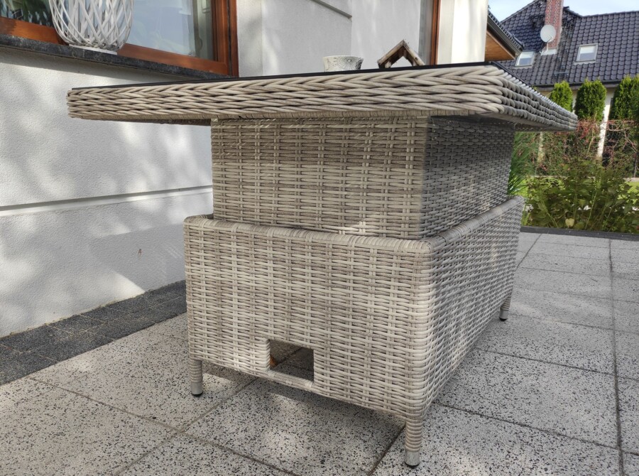 Podnoszony stół LAGOS – technorattan, szkło, regulacja 47–70