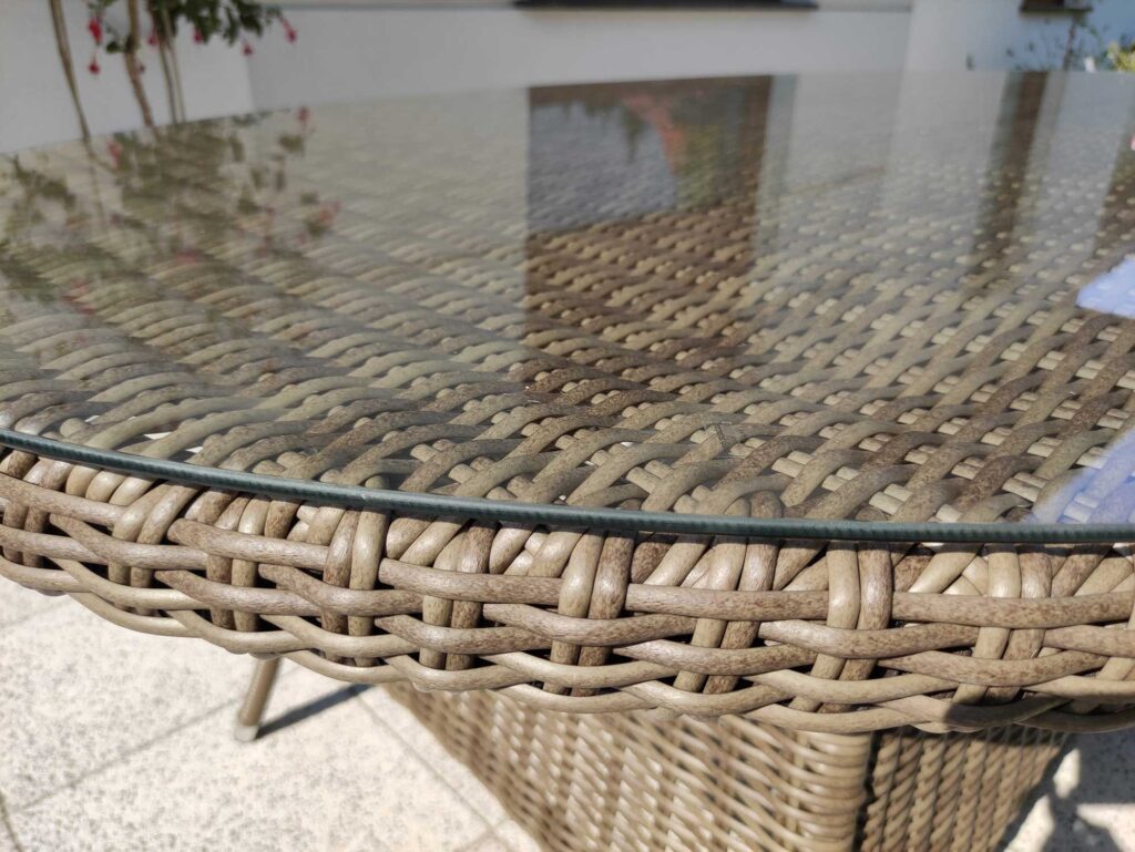 NEAPOL 6 – detal stołu ze szkłem hartowanym (zdjęcie poglądowe)