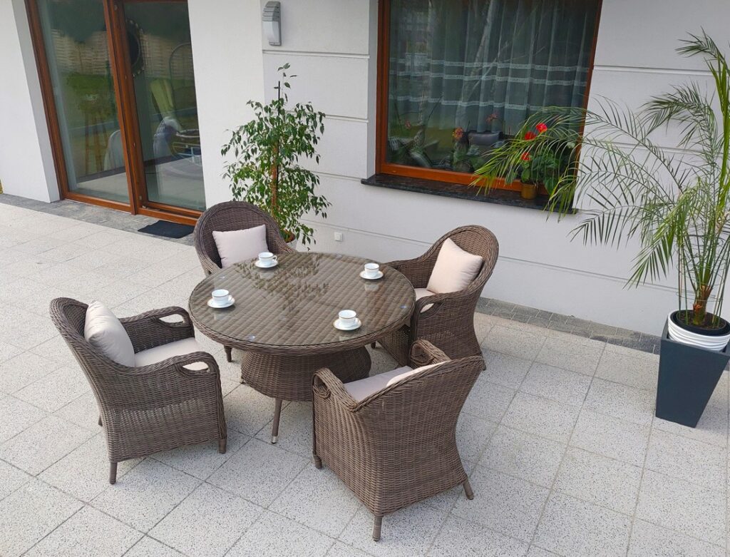 OLIMP 130 – zestaw mebli ogrodowych z technorattanu: stół okrągły 130 cm i 4 fotele - Okrągły stół na taras