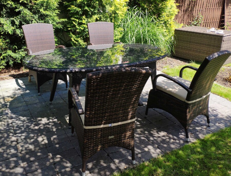 Stół owalny + 4 fotele z podłokietnikami. Różne odcienie.