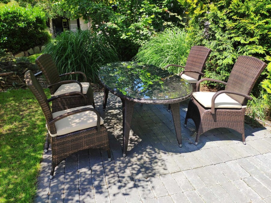 Stół owalny + 4 fotele z podłokietnikami. Różne odcienie.