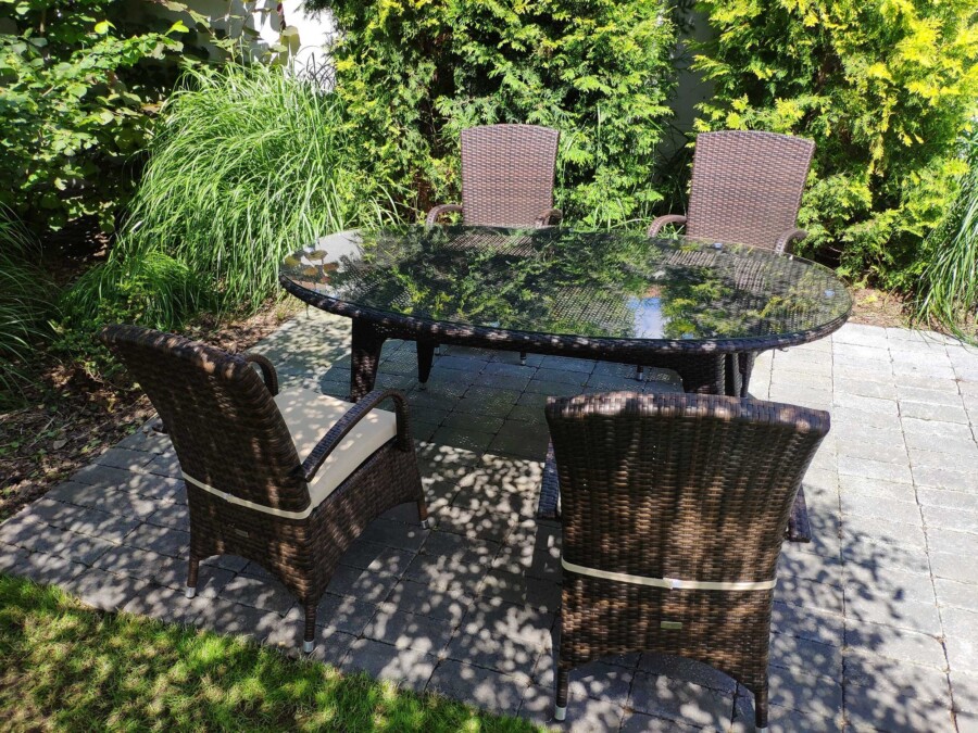 Stół owalny + 4 fotele z podłokietnikami. Różne odcienie.