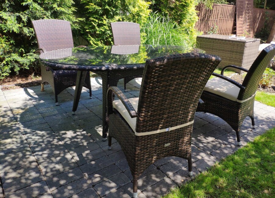 Stół owalny + 4 fotele z podłokietnikami. Różne odcienie.