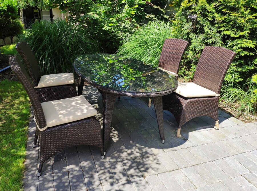 Stół owalny + 4 krzesła. Różne odcienie.