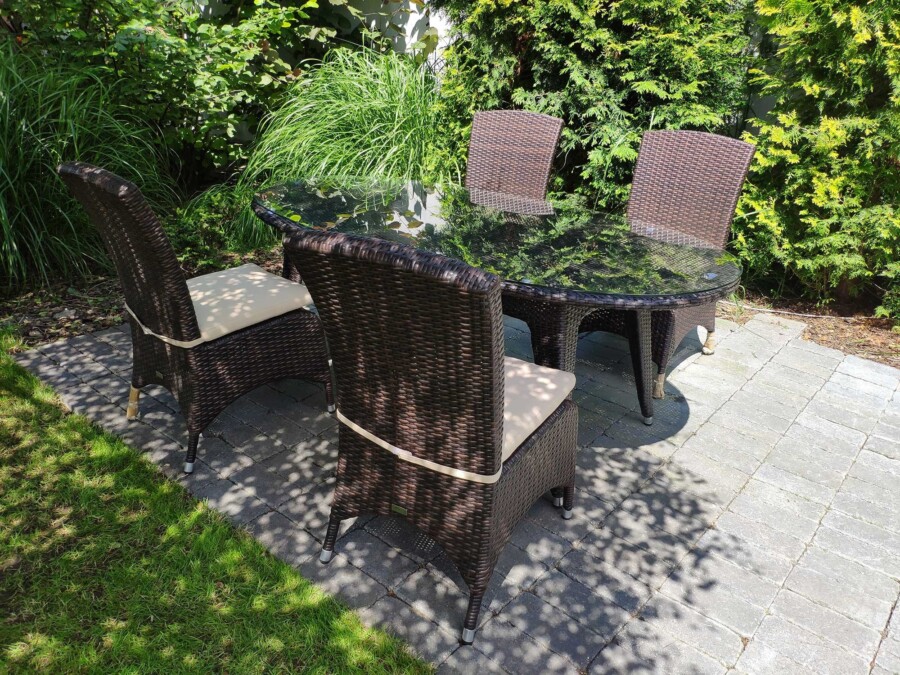 Stół owalny + 4 krzesła. Różne odcienie.