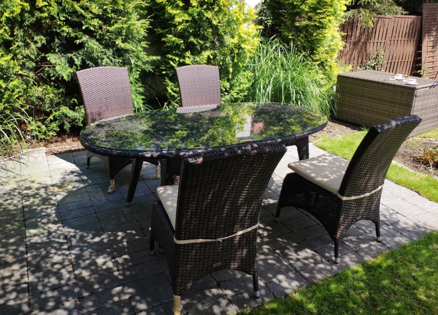 Stół owalny + 4 krzesła. Różne odcienie.