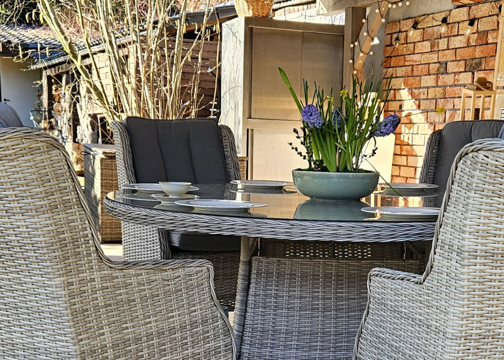 ADRIA S8 160 – detal stołu: szyba hartowana na przyssawkach