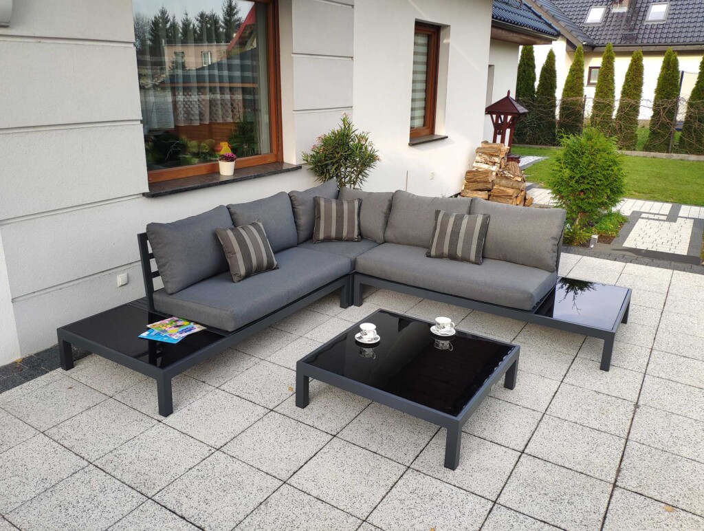 Aluminiowy narożnik ogrodowy Hemson Corner – narożnik na taras z grubymi poduszkami