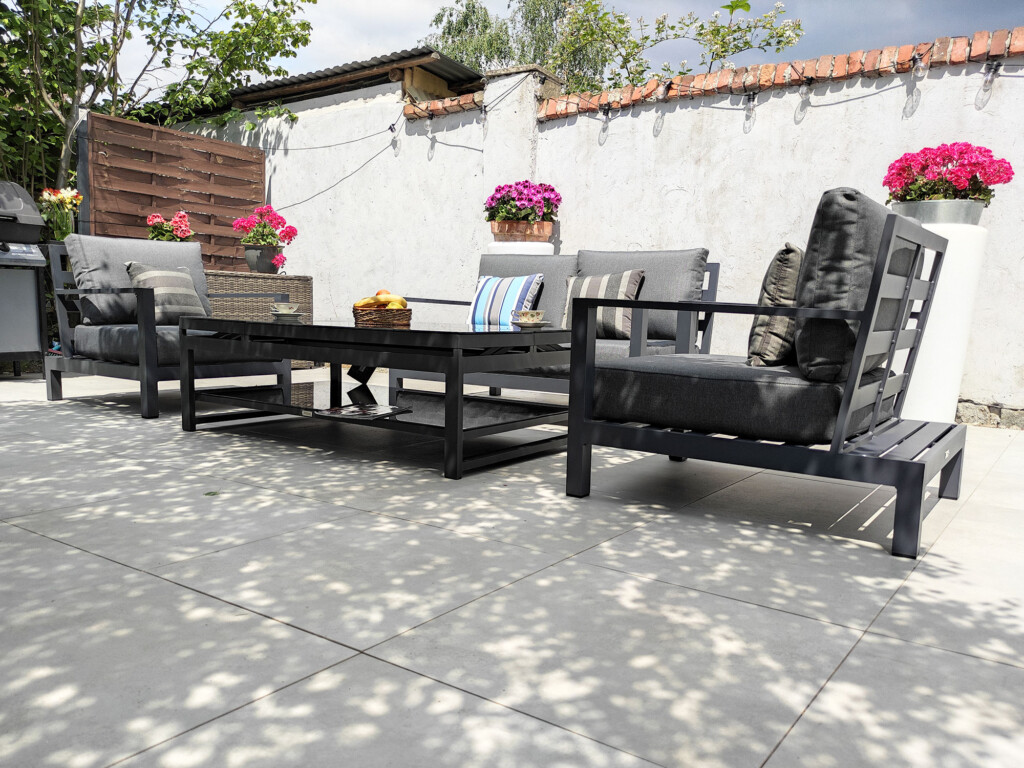 Zestaw kawowy aluminiowy HEMSON – inspiracja aranżacyjna na taras i balkon