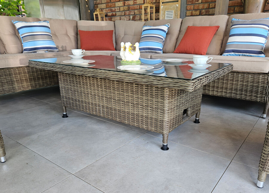 Podnoszony stół LAGOS – technorattan, szkło, regulacja 47–70