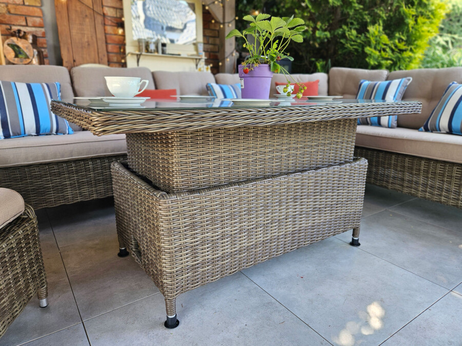 Podnoszony stół LAGOS – technorattan, szkło, regulacja 47–70