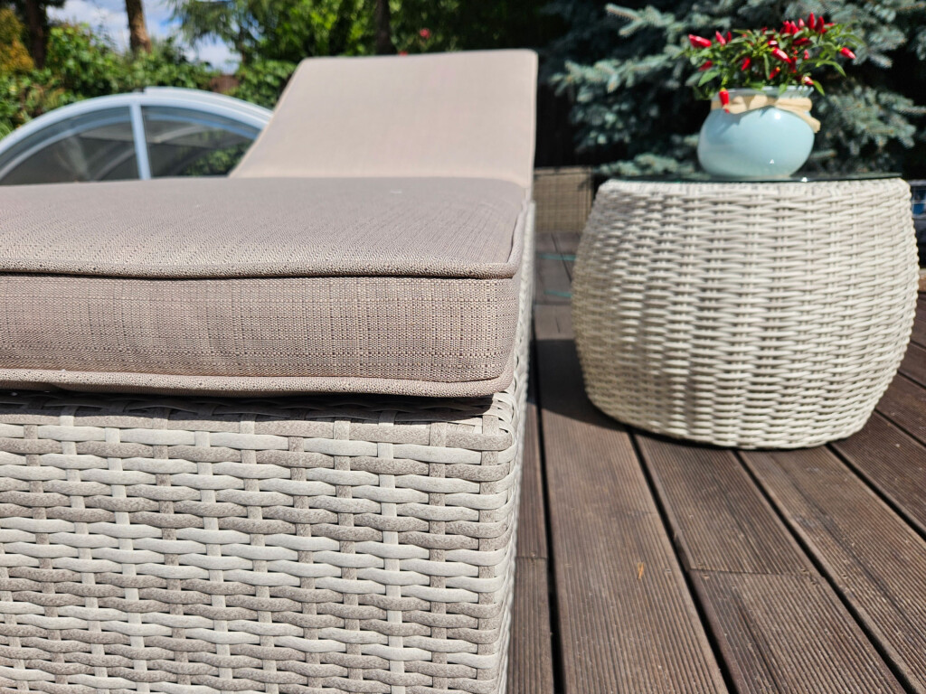 Płaski leżak ogrodowy Lugo ZE STOLIKIEM