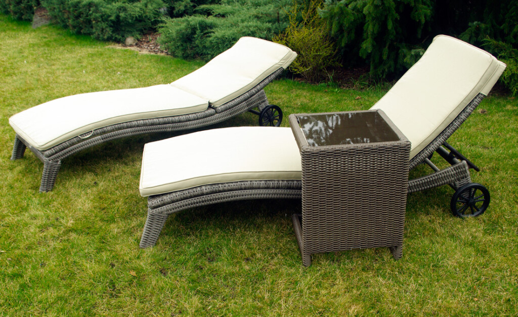 Leżak ogrodowy z kołami MILAN ZE STOLIKIEM 