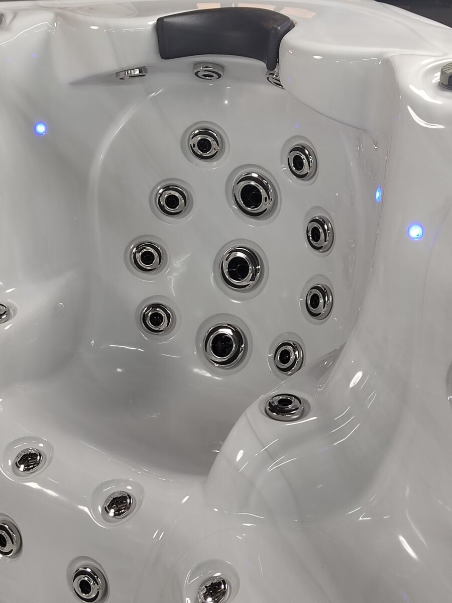 Jacuzzi / wanna ogrodowa z hydromasażem - MONTE CARLO