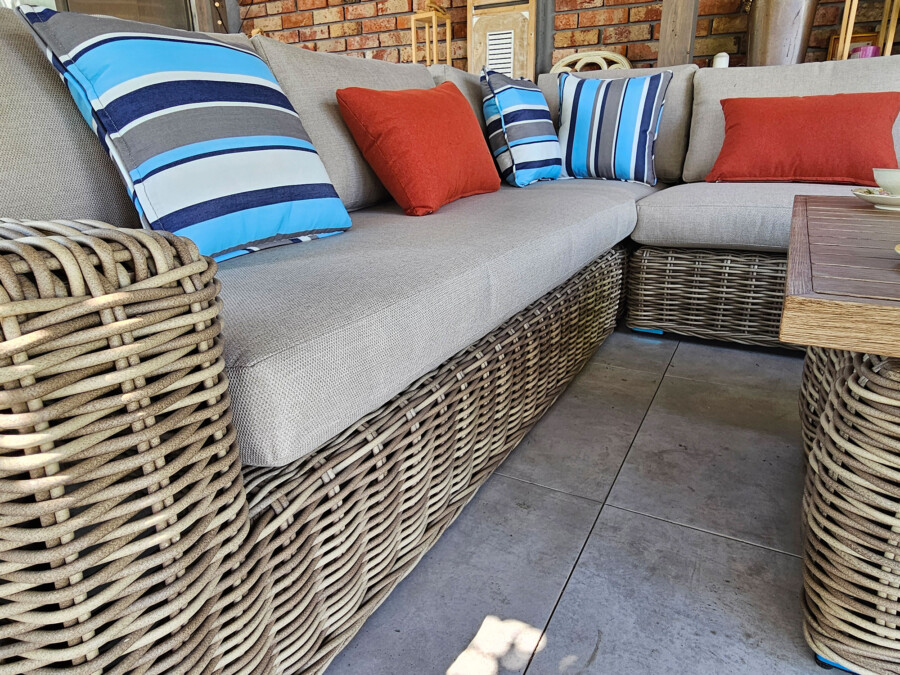 TOSCANIA - Meble tarasowe. Duża sofa, 2 fotele, stół, podnóżek. OKRĄGŁY TECHNORATTAN