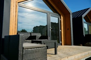 narożnik i stolik kawowy na tarasie