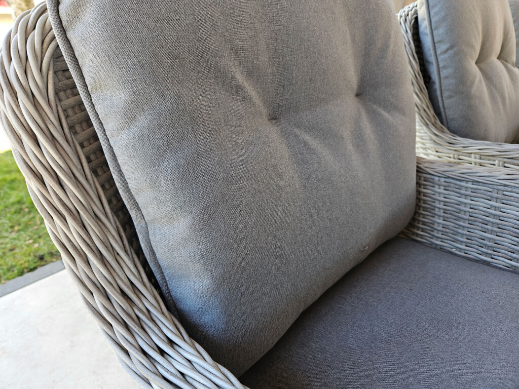 Fotel jasny poduszki szare 