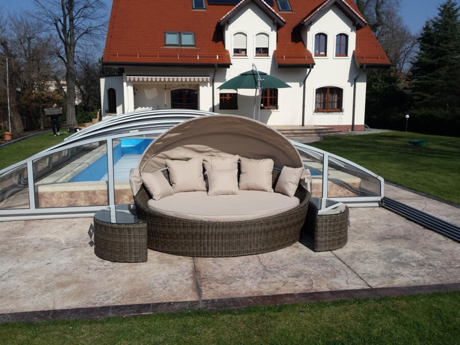 Stolik z technorattanu półokrągły RAWENNA Stolik z technorattanu półokrągły RAWENNA