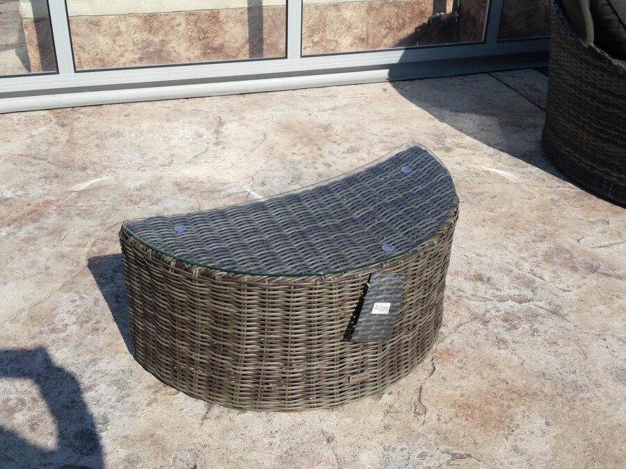 Stolik z technorattanu półokrągły RAWENNA Stolik z technorattanu półokrągły RAWENNA