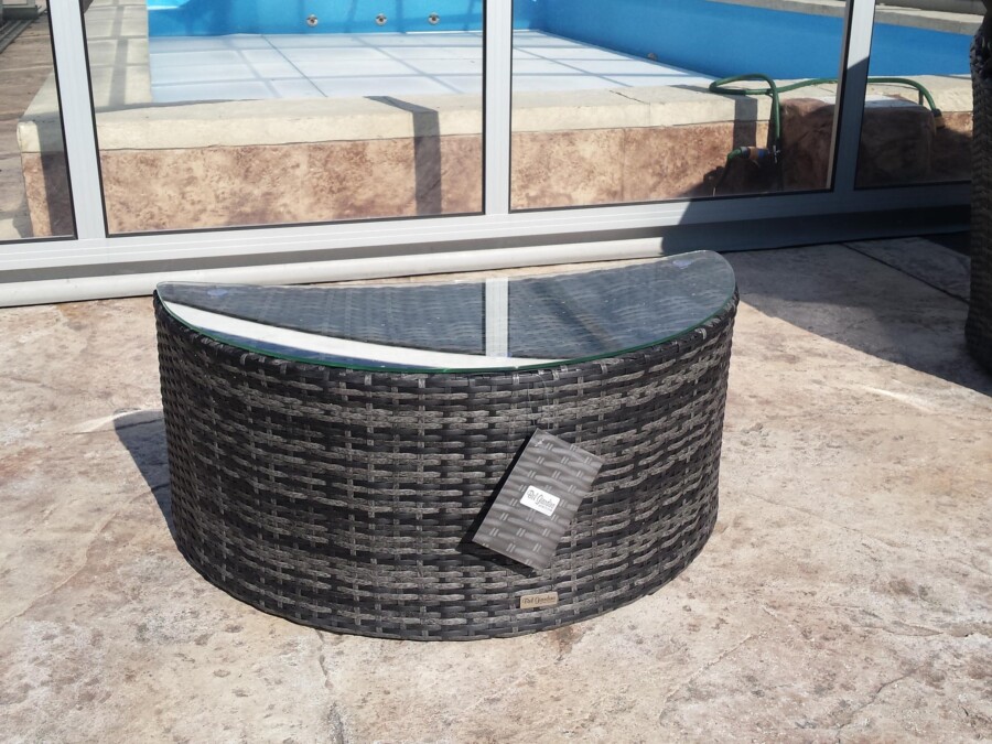 Stolik z technorattanu półokrągły RAWENNA Stolik z technorattanu półokrągły RAWENNA