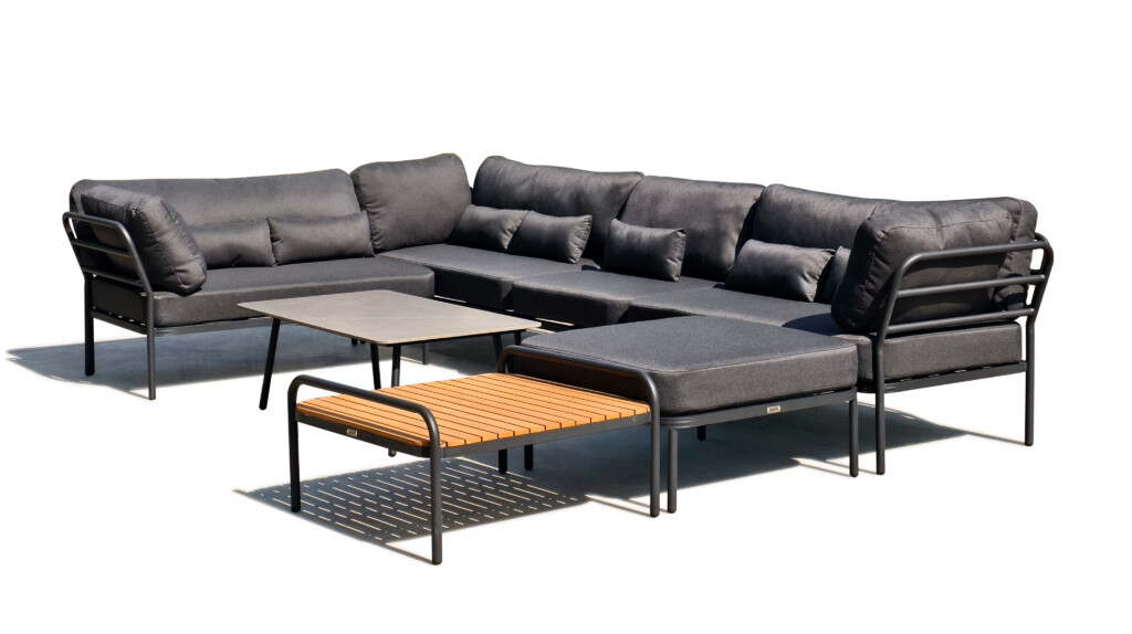 „Zestaw narożny aluminiowy MORETI – narożnik ogrodowy ze stołem jadalnym i stolikiem kawowym”.